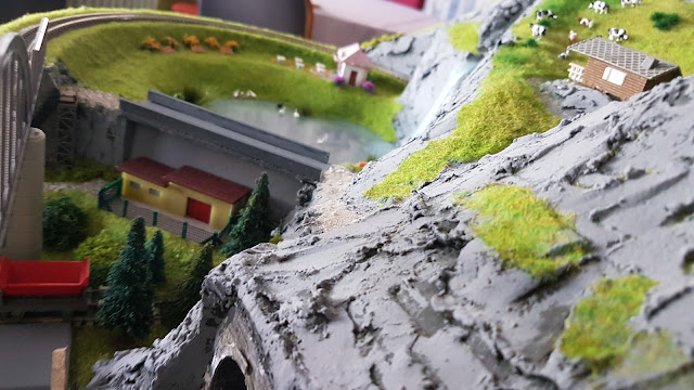 Modelleisenbahn Spur N Bau eines Wasserkraftwerkes Das fertige Kraftwerk von oben