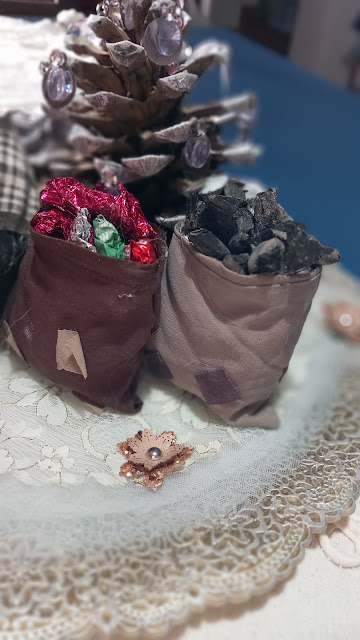 Sacchi della befana con dolcetti e carbone riciclando ritagli di stoffa