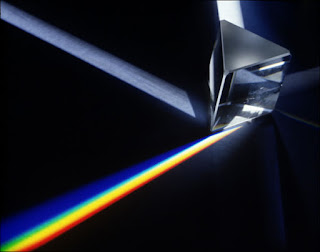 Imagen de prisma descomponiendo la luz