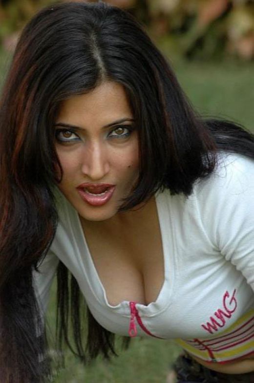 Hot Indian Desi Girl Showing Her Sexy Cleavage