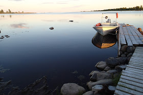 Rauhallinen merimaisema ilta-auringossa. Vene laiturissa. 