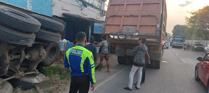 Truk Muatan Bungkil 24 Ton Terguling, Kasatlantas Polres Cilegon: Begini Kronologisnya