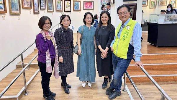 ▲米麗安美術教室學員成果展「童樂繪2024」於彰化市立圖書館藝文展覽室展出至2月25日止 ，彰化市長林世賢邀請民眾前往觀賞，希望透過所有的創作，引領大眾感受藝術的魅力。（記者林明佑攝）