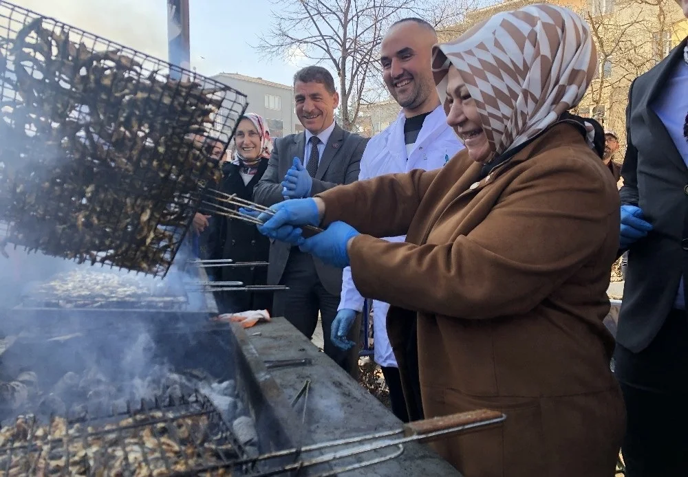 Gelenekselleşen “Hamsi Festivali” nde 5 ton hamsi dağıtıldı