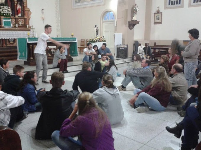 GRUPO ÁGAPE DIRIGE ENCONTRO DE JOVENS COM JESUS