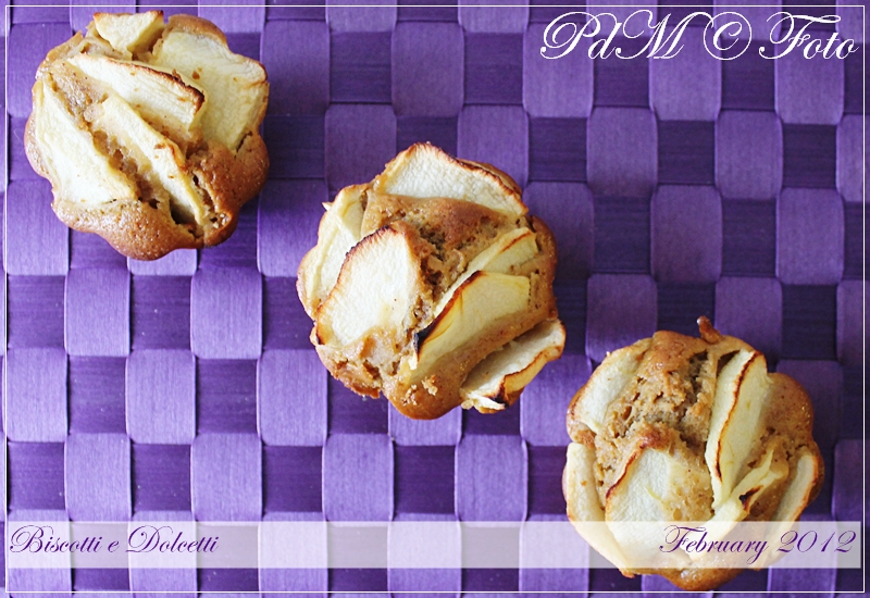 http://www.pecorelladimarzapane.com/2012/02/mini-cake-alle-mele-e-nocciole.html