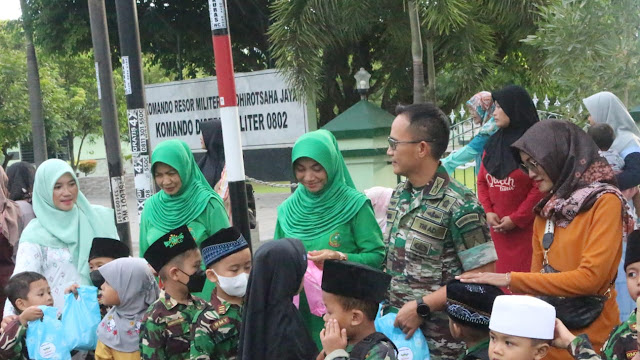 Momen Ramadhan, Kodim 0802/Ponorogo Bagikan Takjil Buka Puasa Bagi Warga