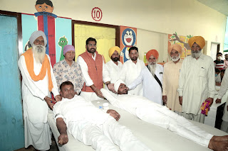  शहीदों को समर्पित होकर गांव मटदादू में 105 रक्तदाताओं ने किया रक्तदान  रक्तदान से ऊपर कोई दान नहीं रक्तदान महादान है- रणदीप सिंह मट्टदादु