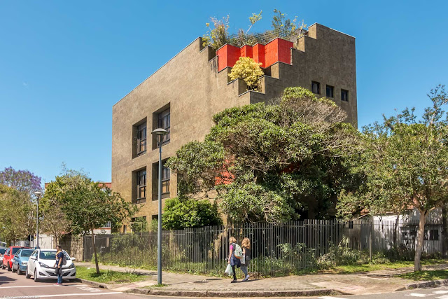 Um edifício bacana no início da Rua Alberto Bolliger 