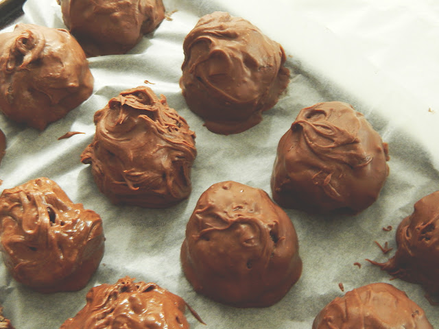 Oreo Cheesecake Truffles || Blogmas