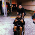 Nicky Jam lesiona o tornozelo e posta foto de cadeiras de rodas