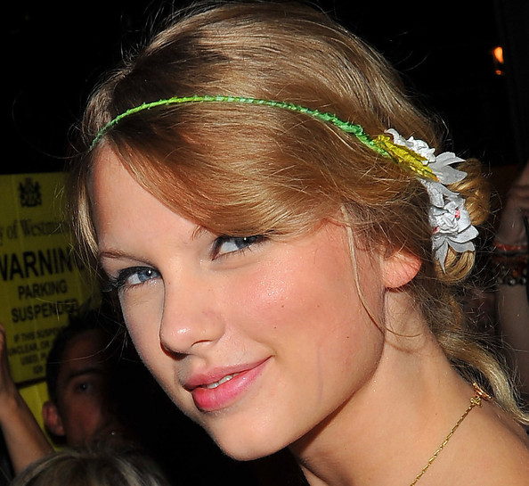 taylor swift hair updo. taylor swift updo. taylor