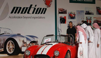 gambar mobil mewah antik di pameran mobil arab saudi