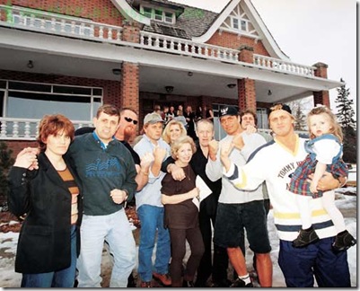 ั DARREN MAKOWICHUK, Calgary Sun
READY FOR BATTLE ... The family of Stu and Helen Hart are ready to go to the mat in a land dispute with city hall.  Putting up their dukes, from left, are Ellie, Keith, Jim, Bruce, Georgia, Ellen, Stu, Bret, Smith and Owen with daughter Athena, 2. In the rear, the Hart grandchildren gathered as well, promising to take no prisoners.