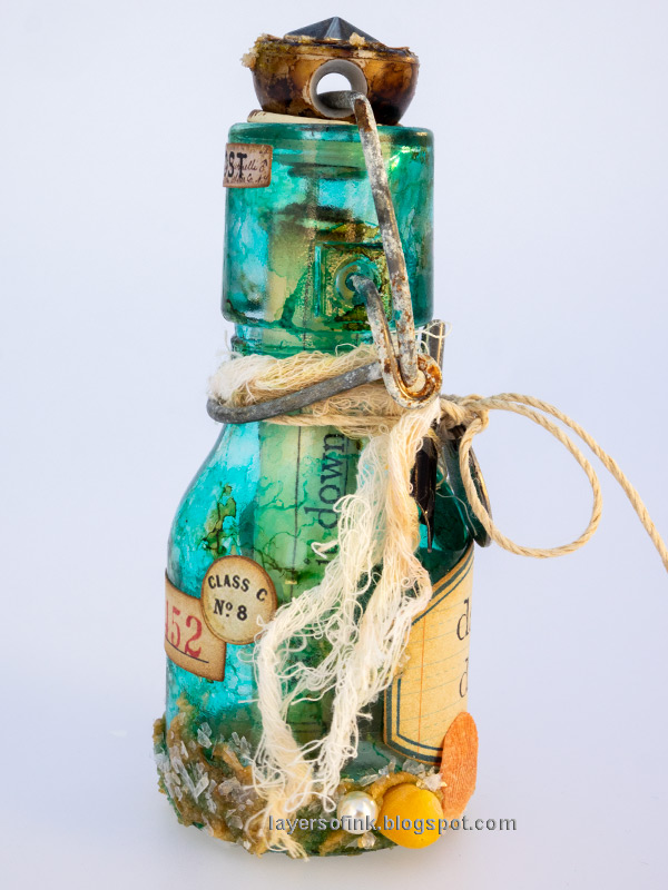 Layers of ink - Altered Bottle Message in a bottle tutorial by Anna-Karin Evaldsson. Attach Tim Holtz idea-ology pen nib and word.