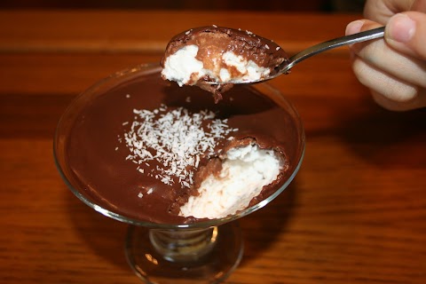 Mousse de coco (sem açúcar, natas, leite condensado nem ovos) com cobertura de chocolate preto