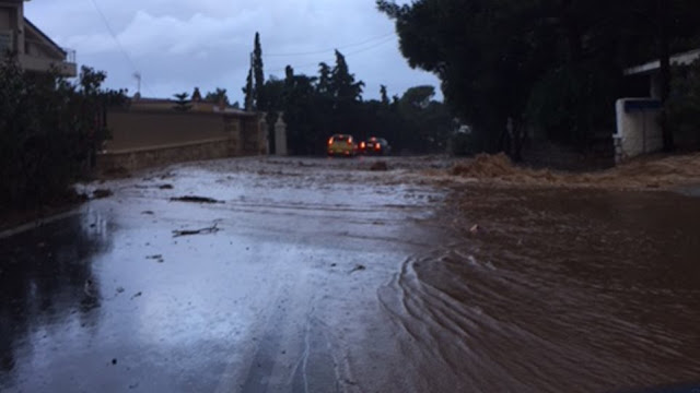 ΞΥΠΝΗΣΑΝ ΜΝΗΜΕΣ ΑΠΟ ΤΗΝ ΤΡΑΓΩΔΙΑ ΣΤΗΝ ΜΑΝΔΡΑ: Σε ποτάμια μετατράπηκαν οι δρόμοι (ΕΙΚΟΝΕΣ