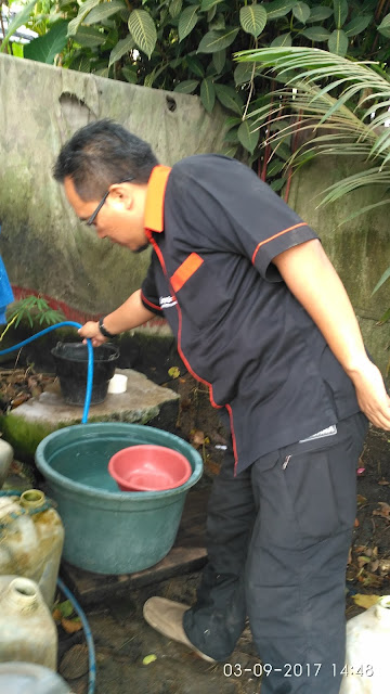 Team Lazismu Jember mengeek kondisi air di MCK umum yang dialirkan dari sumber air