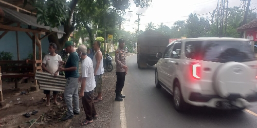 Personil Polsek Saketi Polres Pandeglang Laksanakan Pengaturan Lalulintas 