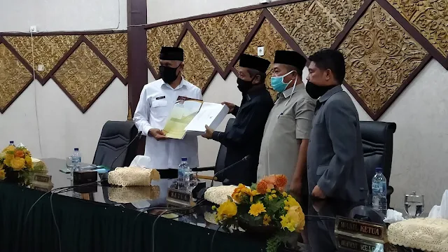 Rapat Paripurna DPRD Kota Padang, Wako Mahyeldi Sampaikan Ranperda Pertanggungjawaban Pelaksanaan APBD 2019