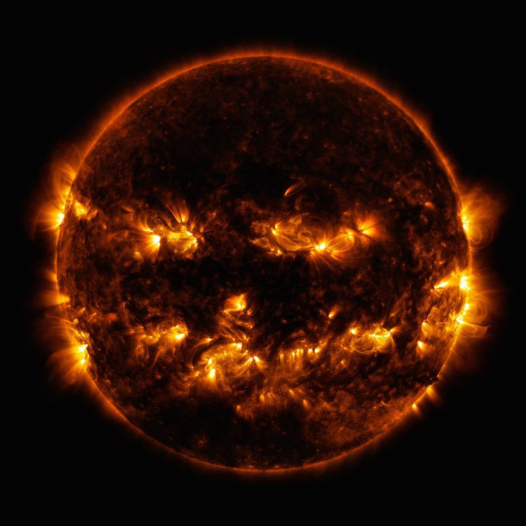 Mặt Trời với khuôn mặt trên quả bí ngô vào ngày Halloween. Hình ảnh: NASA/SDO.