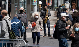 Orang-orang melewati jalan yang ramai di New York, kota terpadat di negara itu, pada 26 April. (Mark Lennihan/AP)