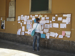 ragazza che guarda una bacheca