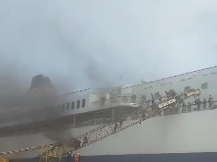 Dramatis, Begini Proses Evakuasi Penumpang Kapal yang Terbakar di Merak