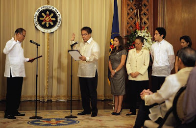 Mar Roxas takes oath as new DILG Sec