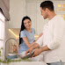 Uomini che aiutano le donne, quasi 9 su 10 si sentono responsabili delle faccende domestiche