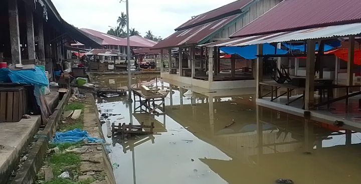 Pasar Tradisional Bungur Tergenang Banjir, Ratusan Pedagang Pindah ke Area Parkir dan Pinggir Jalan