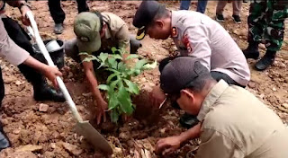 Peringati Sumpah Pemuda, Kapolres Torut bersama Forum Pemuda Independen Tanam Pohon 