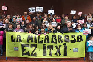 Medio millar de manifestantes protesta por el posible cierre del colegio La Milagrosa