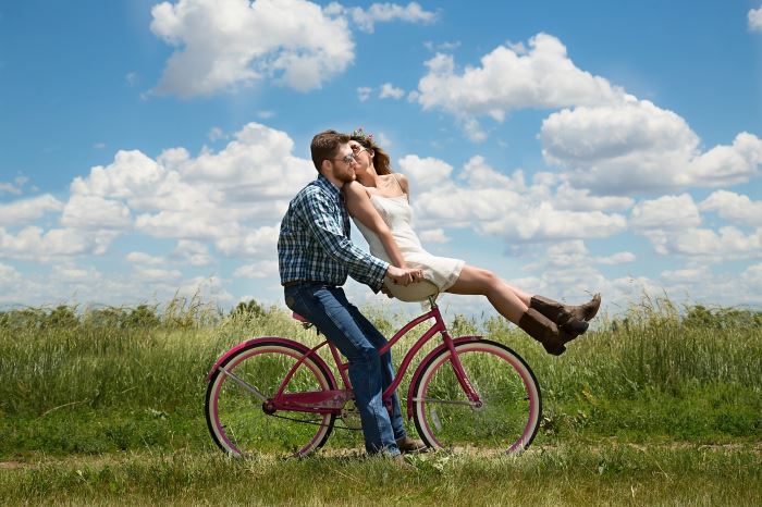 自転車に乗っている幸せなカップル