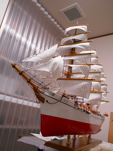ジブを取り付けた帆船模型日本丸
