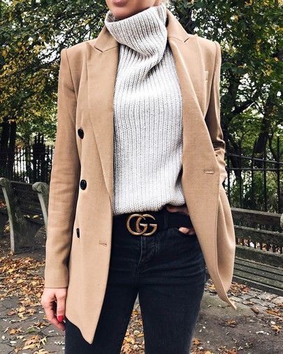 cute winter outfit for work : beige blazer + high neck sweater + black jeans
