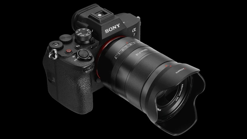 Объектив 7Artisans AF 50mm f/1.8 установлен на камеру Sony