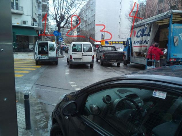Θεσσαλονίκη: Viral στο facebook το τετραπλό παρκάρισμα της χρονιάς – Η απίθανη εικόνα! (ΦΩΤΟ)