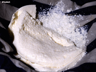 Quark im Abtropftuch - Curd cheese / sour cream in the cloth