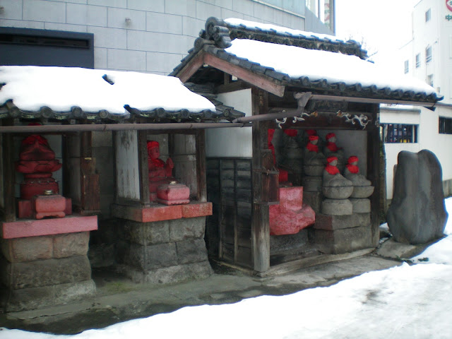 Budas en el camino al templo Zenko-ji en Nagano