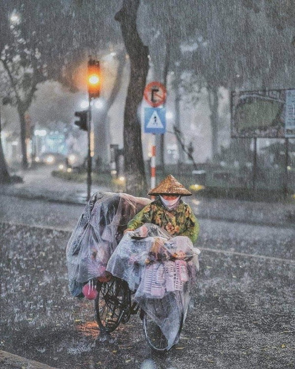 Mẹ trong mưa