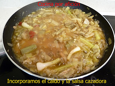 Tallarines con alcachofas. Incorporamos el caldo de verduras, la salsa cazadora