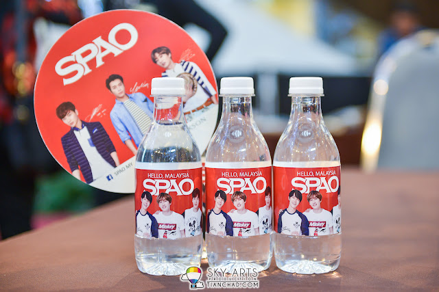 SPAO fan and water bottle