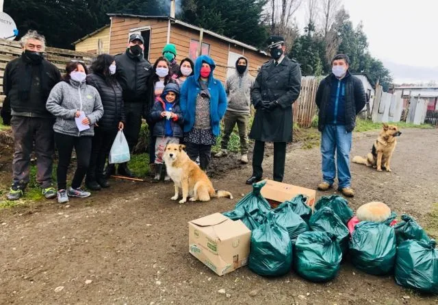 700 kilos de alimentos dona Gendarmería de Los Lagos a campamentos y hogares