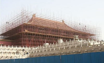Crazy Scaffolding Seen On coolpicturesgallery.blogspot.com