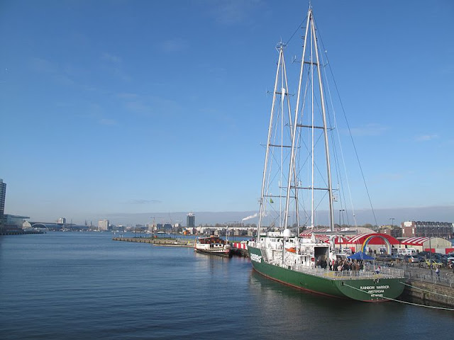 Gambar Perahu Layar Yacht lagi tidak melaut.