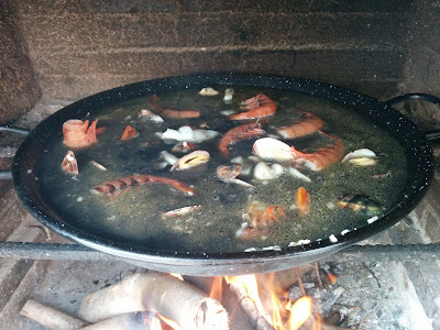 Arroz Negro preparándose al fuego.