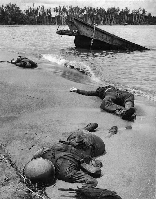 1943, Buna beach/Maggot Beach, New Guinea - Photo of dead U.S soldiers