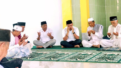 Serahkan Bantuan, Efendi Kusnandar Dido’akan Puluhan Jamaah Masjid Jadi Bupati Bima