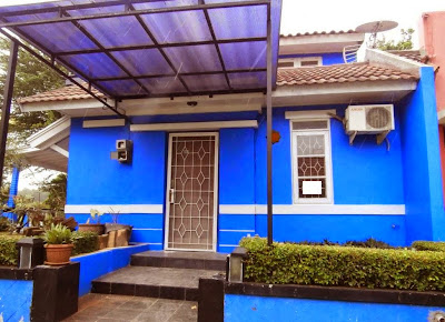 tampak depan rumah minimalis nuansa biru